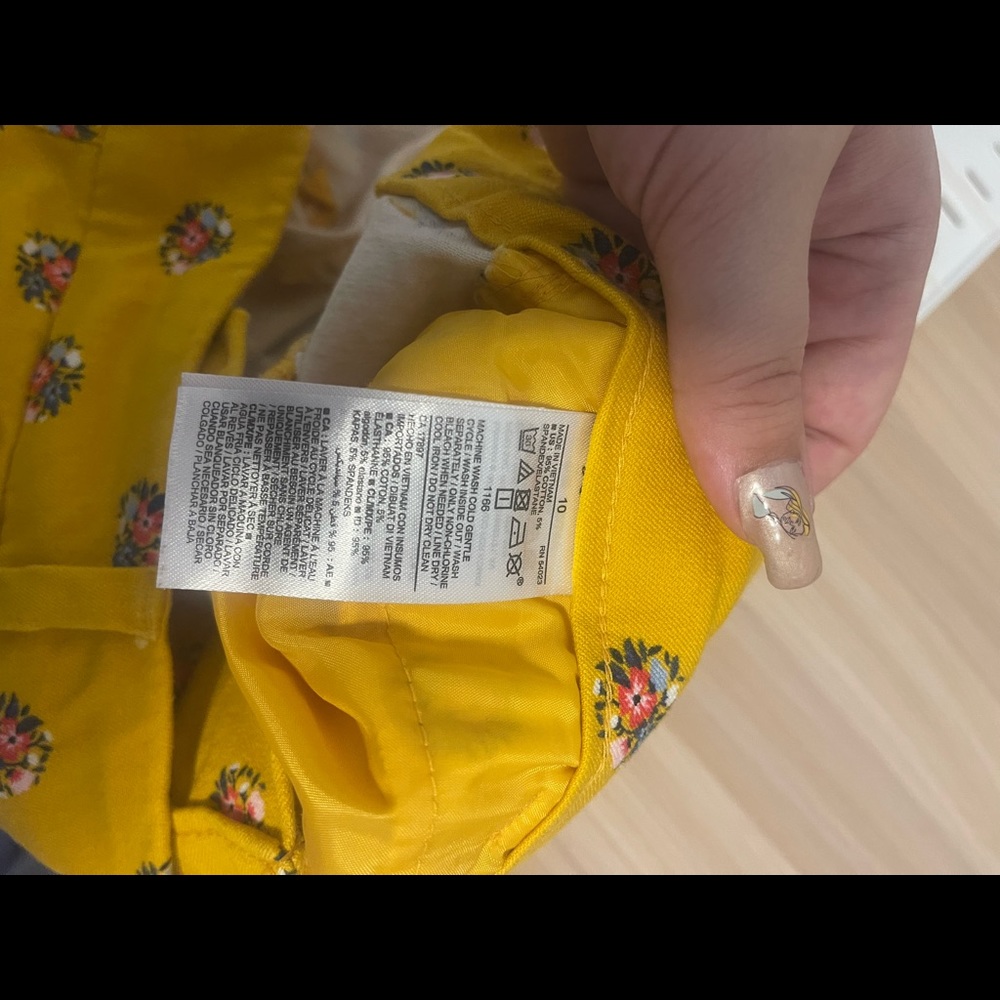 Old Navy Yellow Floral Cropped Pants - Picture 3 of 3